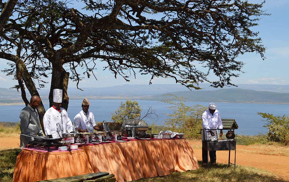 Outdoor dining at Mbweha Camp