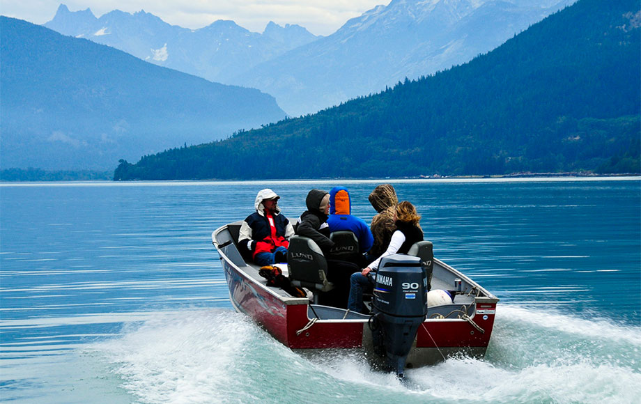 Tweedsmuir Park Lodge Boat tour